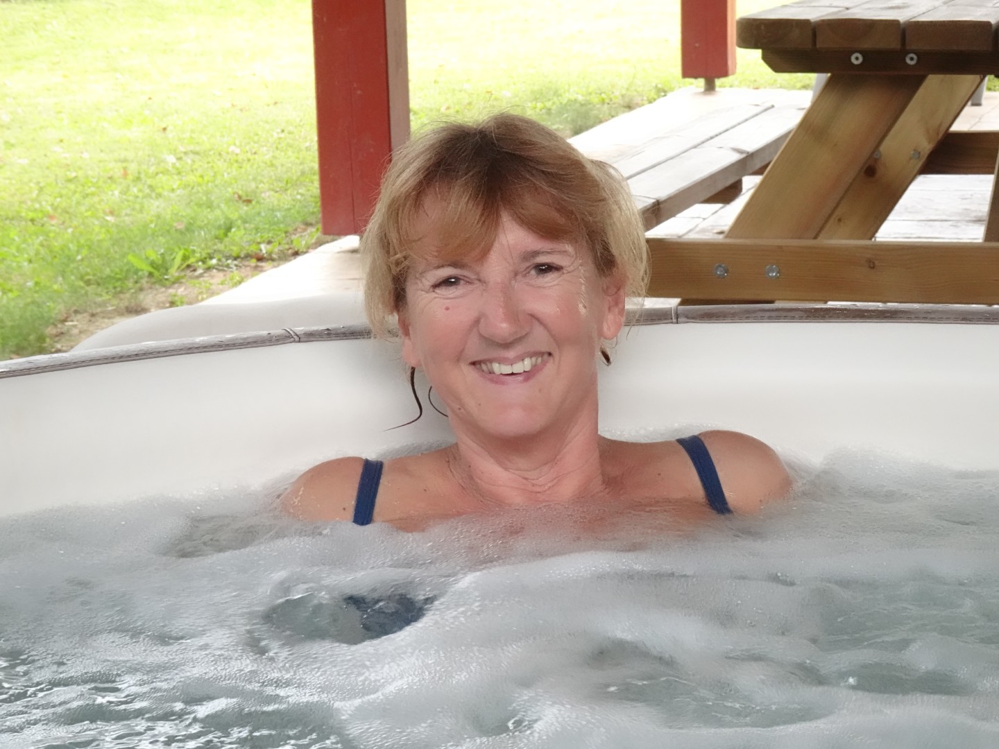 Carole dans le Jacuzzi dans le Pays Basque en septembre 2024