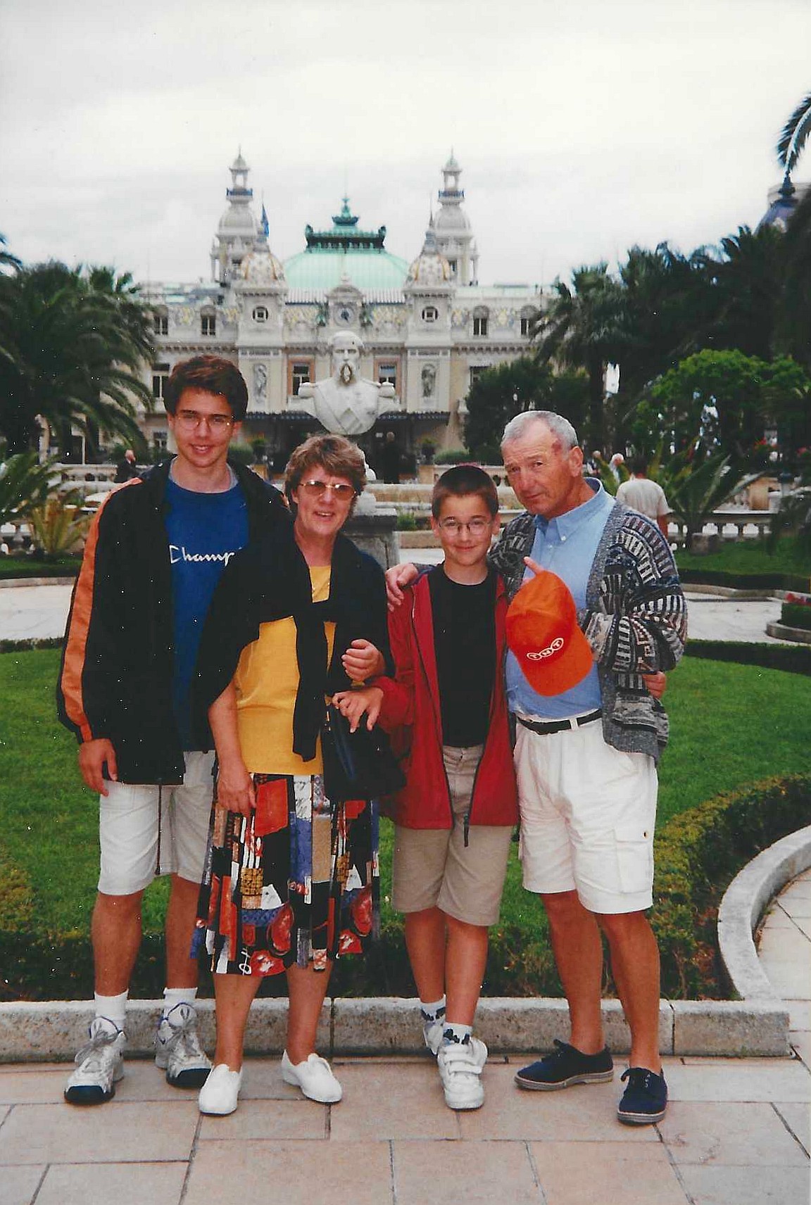 Mamie, Papy, Jérémy et Benjamin - Devant le Casino de Monaco  (Attention à la grenade).